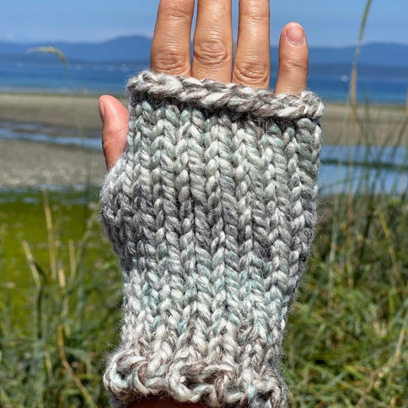 NWT Handknit Chunky Wool Fingerless Gloves ~ Unisex - Picture 1 of 7